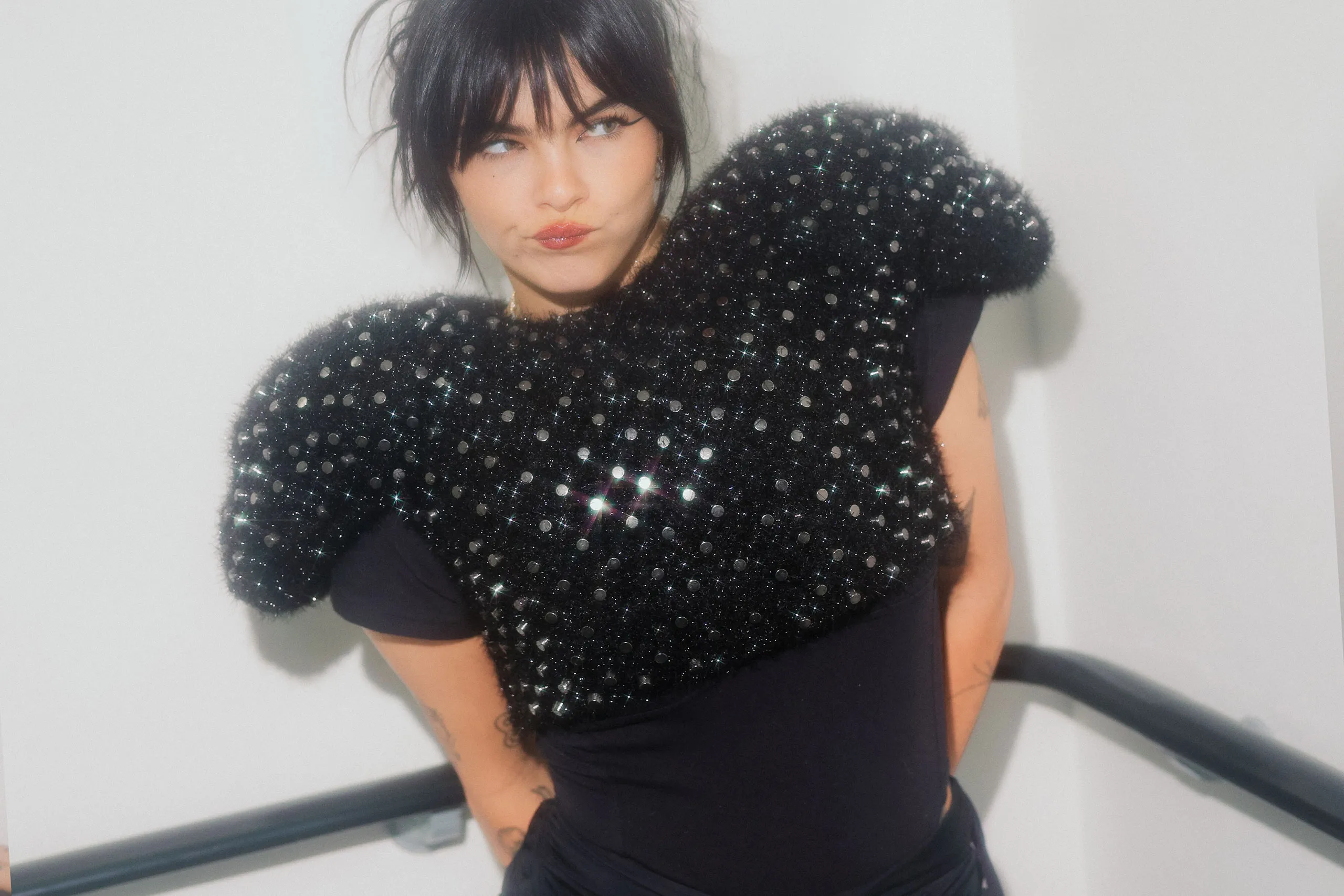 BENEE has released her ragey new anthem 'Off The Rails'